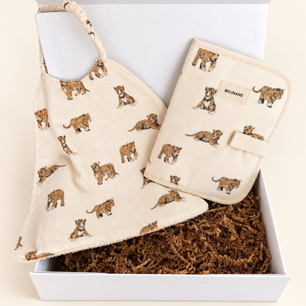 Coffret naissance avec bavoir et protège carnet de santé Milinane motif tigreaux, dans un écrin blanc