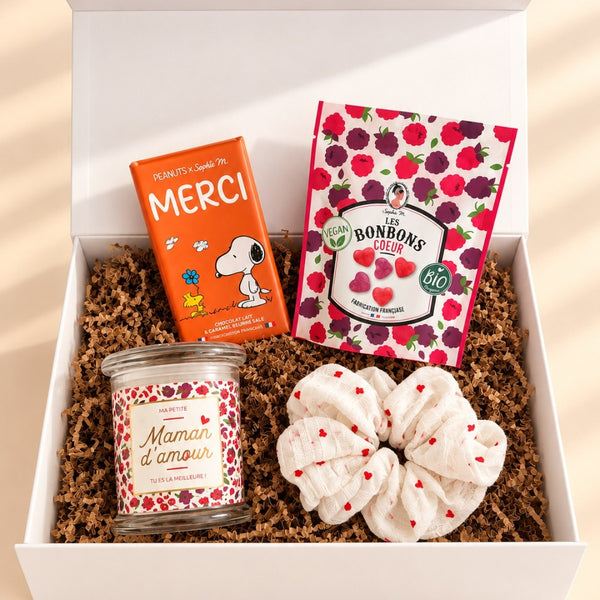 Coffret cadeau maman avec bougie, chouchou à cœurs, chocolat Peanuts et bonbons cœur bio dans un écrin blanc