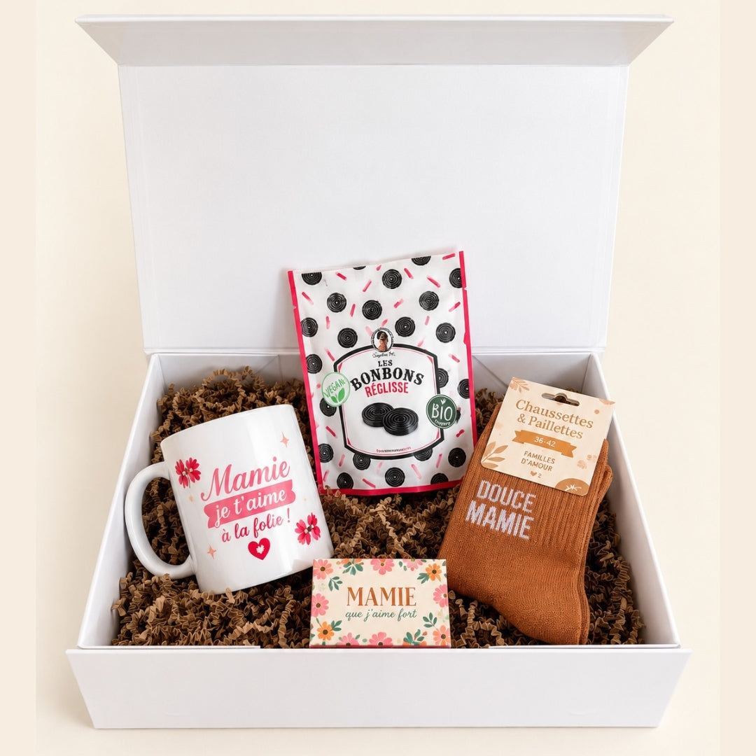 Coffret cadeau Mamie avec mug, chaussettes Douce Mamie et bonbons réglisse bio dans un écrin blanc