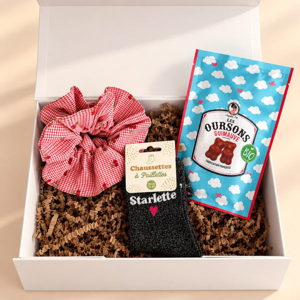 Coffret cadeau Starlette avec chouchou vichy rouge, chaussettes à paillettes et oursons guimauve bio dans un écrin blanc